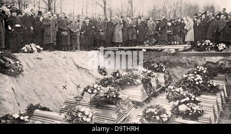 Deutsche Revolution 1918/1919: Bestattung von Karl Liebknecht und 31 weiteren Opfern der Revolution in einem Massengrab am 25. Januar 1919. Ein leerer Sarg wurde für Rosa Luxemburg ins Grab gelegt. Die Kreuze markieren die Särge von Liebknecht und Luxemburg. Unter anderem hielten Paul Levi für das KPD, Louise Zietz (ganz links) und Rudolf Breitscheid für das USPD Reden. Fotoarchiv für Zeitgeschichte Stockfoto