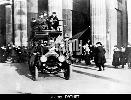 Deutsche Revolution 1918/1919: Revolutionäre Matrosen und Soldaten werden am 9. November 1918 am Brandeburger Tor in Berlin auf einem LKW abgebildet. Fotoarchiv für Zeitgeschichte Stockfoto