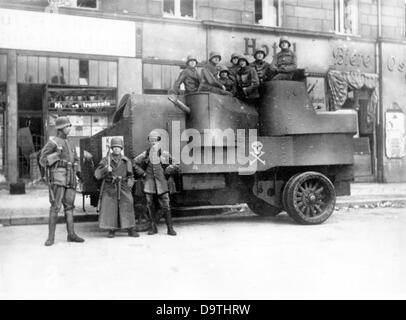 Deutsche Revolution 1918/1919: Panzer von Regierungstruppen sind in Berlin während der Straßenkämpfe Ende 1918/Anfang 1919 abgebildet. Fotoarchiv für Zeitgeschichte Stockfoto