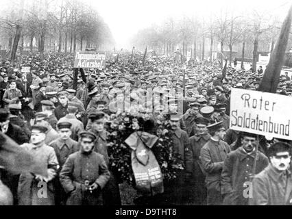 Deutsche Revolution 1918/1919: Menschenmassen nehmen auf dem Weg zum Friedhof der Märzgefallenen am Bestattungszug für die Opfer der Revolutionstage vom 6. Dezember 1918 Teil (Lit. "Friedhof der Opfer der Revolutionen von 1848 in den deutschen Staaten", am 21. Dezember 1918 in Berlin. Hier: Mitglieder der Roten Soldatenliga sind in der Berliner Siegesallee abgebildet. Fotoarchiv für Zeitgeschichte Stockfoto