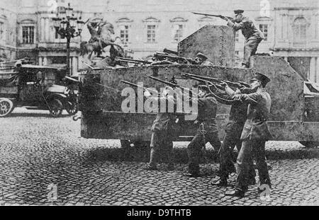 Deutsche Revolution 1918/1919: Revolutionäre Soldaten werden im November 1918 in einem gepanzerten Fahrzeug mit Waffen im Hinterhof des besetzten Berliner Schlosses abgebildet. Fotoarchiv für Zeitgeschichte Stockfoto