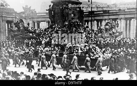 Deutsche Revolution 1918/1919: Menschenmassen nehmen am Trauerzug für die Opfer der Revolutionstage in Berlin am 20. November 1918 Teil. Hier: Die Prozession vor dem Nationaldenkmal Kaiser Wilhelm im Schloss Berlin auf dem Weg zum Friedhof der Märzgefallenen (beleuchtet. "Friedhof der im März im Einsatz getöteten", unter Bezugnahme auf die Opfer der Revolutionen von 1848 in den deutschen Staaten). Fotoarchiv für Zeitgeschichte Stockfoto