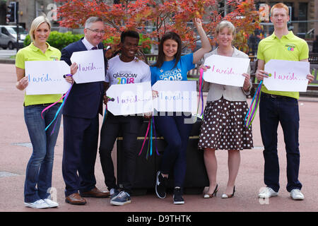 George Square, Glasgow, Schottland, Großbritannien, Mittwoch, 26. Juni 2013. Von links nach rechts: Jenni Falconer, schottischer Sender, Gordon Matheson, Vorsitzender des Stadtrats von Glasgow, Mahad Ahmed, Jugendbotschafter Jasmine, Shona Robison Minister für Commonwealth Games und Sport und Edward Clancy MBE Cyclist bei einer Veranstaltung auf dem George Square, um das Glasgow Bid für die Olympischen Jugendspiele 2018 zu sichern Stockfoto