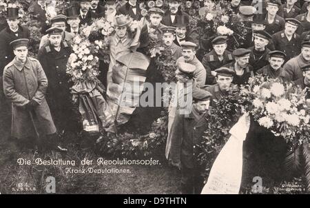 Deutsche Revolution 1918/1919: Menschenmassen begleiten die Trauerprozession für die Opfer der Revolutionstage durch das Stadtzentrum zum Friedhof der Märzgefallenen (beleuchtet. "Friedhof der im März im Einsatz getöteten" mit Bezug auf die Opfer der Revolutionen von 1848 in den deutschen Staaten) In Berlin am 20. November 1918. Hier: Kranzabwanderungen. Fotoarchiv für Zeitgeschichte Stockfoto