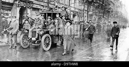 Deutsche Revolution 1918/1919: Revolutionäre Matrosen und Arbeiter sind während der Straßenkämpfe in Berlin im Januar 1919 zu sehen. Fotoarchiv für Zeitgeschichte Stockfoto