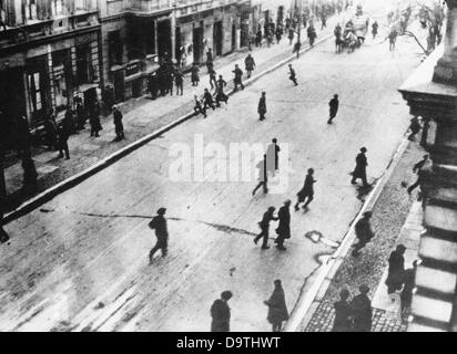 Deutsche Revolution 1918/1919: Die Reproduktion der Schweizer Illustrirte Zeitung (Schweizer illustrierte Zeitung) vom 1. Februar 1919 zeigt eine Straßenszene in Berlin während der Unruhen im Januar 1919. Fotoarchiv für Zeitgeschichte Stockfoto