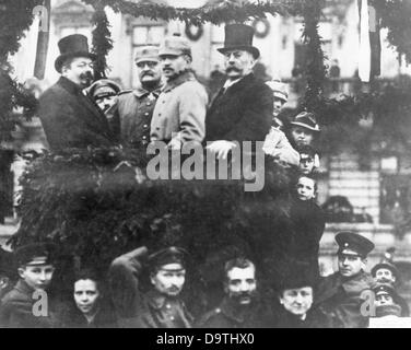 Empfang deutscher Truppen von der Front am Pariser Platz in Berlin am 10. Dezember 1918. Auf dem Podium (l-r), Vorsitzender des Rates der Volksabgeordneten Friedrich Ebert, General Arnold Lequis, Kriegsminister Heinrich Schëuch und Bürgermeister von Berlin Adolf Wermuth. Fotoarchiv für Zeitgeschichte Stockfoto