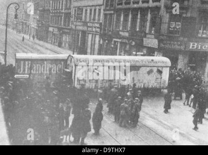 Deutsche Revolution 1918/1919: Die Reproduktion der Schweizer Illustrirte Zeitung (Schweizer illustrierte Zeitung) vom 29. März 1919 stellt Barrikaden während der Unruhen in den Straßen Berlins im März 1919 dar. Der Originaltitel lautet: "Eindrücke aus Berlin. Ein fahrender Lieferwagen dient als Barrikade auf der Straße." Fotoarchiv für Zeitgeschichte Stockfoto