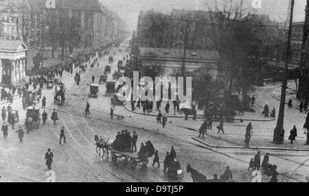 Deutsche Revolution 1918/1919: Die Reproduktion der Schweizer Illustrirte Zeitung zeigt eine Straßenszene auf dem Potsdamer Platz in Berlin während der bewaffneten Revolten im März 1919. Der ursprüngliche Titel lautet: "Generalstreik in Berlin: Der Potsdamer Platz in der Leipziger Straße. Die Straßenbahn hielt an, und die seltsamsten Kutschen halten den Verkehr kaum aufrecht." Fotoarchiv für Zeitgeschichte Stockfoto