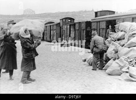 Die Nazi-Propaganda! Auf der Rückseite des Bildes steht: "Militärpost für unsere Truppen auf der Halbinsel Krim. Ein Schiff mit Militärpost wird in einem Umladehafen abgeräumt. Die Säcke mit der Post werden zu einem Zug gebracht, der sie zur Militärpoststelle im zentralen Bereich der Halbinsel bringt." Bild von der Ostfront/Halbinsel Krim, 4. März 1944. Der Angriff auf die Sowjetunion wurde im Juli 1940 beschlossen und seit Dezember 1940 als "Operation Barbarossa" vorbereitet. Am 22. Juni 1941 begann die Invasion der Wehrmacht. Fotoarchiv für Zeitgeschichte Stockfoto