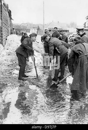 Die Nazi-Propaganda! Auf der Rückseite des Bildes steht: "'und dann bewegt sich der Frühling nach Norden.' Glückliche Gesichter unserer Soldaten begleiten die lang ersehnten Arbeiten, die durch schlammige Witterungsbedingungen entstanden sind.“ Bild von der Ostfront, 15. April 1942. Der Angriff des Deutschen Reiches auf die Sowjetunion, wie im Juli 1940 vereinbart und im Dezember 1940 als "Operation Barbarossa" vorbereitet. Am 22. Juni 1941 begann die Invasion der deutschen Wehrmacht. Fotoarchiv für Zeitgeschichte Stockfoto