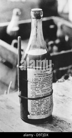 Ein russischer Molotow-Cocktail mit einem Sturmkampf als Zünder. Bild von der Ostfront im Jahr 1941. Das Bild wurde während des Vormarsches der deutschen Wehrmacht an der Ostfront zu Propagandazwecken aufgenommen. Der Angriff des Deutschen Reiches auf die Sowjetunion wurde im Juli 1940 beschlossen und seit Dezember 1940 als "Operation Barbarossa" vorbereitet. Am 22. Juni 1941 begann die Invasion der Wehrmacht. Fotoarchiv für Zeitgeschichte Stockfoto