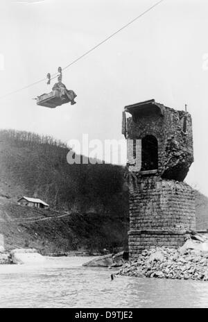 Die Nazi-Propaganda! Auf der Rückseite des Bildes steht: "Probleme an der Vorderseite in der Nähe von Tuapse lösen. Die Versorgungsleitungen werden mit einem Luftaufzug gesichert, wenn der Sturm der Bergflüsse oder Zeitprobleme eine Kriegshinterbrücke behindern." Bild von der Ostfront/Russland, 12. Januar 1943. Der Angriff des Deutschen Reiches auf die Sowjetunion wurde im Juli 1940 beschlossen und seit Dezember 1940 als "Operation Barbarossa" vorbereitet. Am 22. Juni 1941 begann die Invasion der deutschen Wehrmacht. Fotoarchiv für Zeitgeschichte Stockfoto