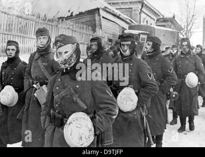 Propagandatext des nationalsozialistischen Berichts auf der Rückseite des Bildes: '30 Grad unter Null. Nach einem langen marsch setzt sich der warme Atem als Eiskristalle auf dem Kopfschutz ab, Augenbrauen und Wimpern sind mit Reim bedeckt.“ Motiv von der Ostfront am 24. Dezember 1941. Der Angriff der deutschen Wehrmacht auf die Sowjetunion am 22. Juni 1941 wurde unter dem Decknamen "Operation Barbarossa" geführt. Fotoarchiv für Zeitgeschichte Stockfoto