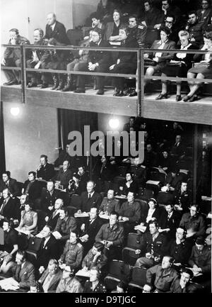 Gäste des International Military Tribunal (IMT) sind auf der Tribüne während der Nürnberger Prozesse gegen die wichtigsten Kriegsverbrecher des zweiten Weltkriegs in Nürnberg, 1946 abgebildet. Foto: Jewgeni Chaldei Stockfoto