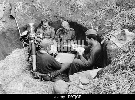 Die Nazi-Propaganda! Auf der Rückseite des Bildes steht: "Vier, die von nichts zerschmettert werden können. Es bleiben noch einige Stunden bis zur nächsten Aktion. Die beste Art, es auszugeben, ist Männer Skaten zu spielen." Bild vom 13. Juli 1942. Fotoarchiv für Zeitgeschichte Stockfoto