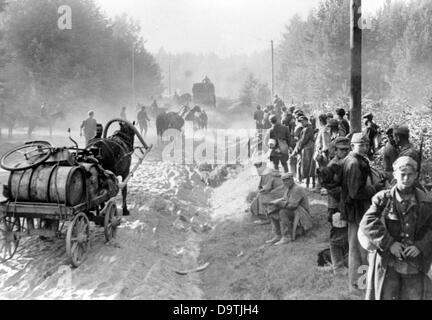 Die Nazi-Propaganda! Auf der Rückseite des Bildes steht: "Lange Säulen bewegen sich vorwärts auf den staubigen und viel frequentierten Straßen. Die Nachfrage nach Munition, Treibstoff und Vorräten ist an der Front hoch. Neben LKWs werden Pferdewagen eingesetzt, um die Versorgung sicherzustellen.“ Bild von der Ostfront, 2. September 1944. Der Angriff des Deutschen Reiches auf die Sowjetunion wurde im Juli 1940 beschlossen und seit Dezember 1940 als "Operation Barbarossa" vorbereitet. Am 22. Juni 1941 begann die Invasion der Wehrmacht. Fotoarchiv für Zeitgeschichte Stockfoto