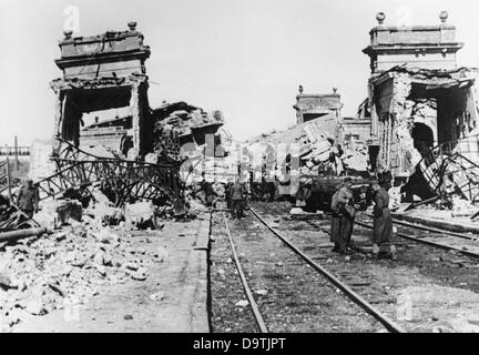 Die Nazi-Propaganda! Auf der Rückseite des Bildes steht: "Der Hauptbahnhof von Charkiv wird bald wieder in Betrieb genommen. Eisenbahnpioniere befreien den Raum von Trümmern und Einbrüchen." Bild von der Ostfront/Ukraine, 12. April 1943. Der Angriff des Deutschen Reiches auf die Sowjetunion wurde im Juli 1940 beschlossen und seit Dezember 1940 als "Operation Barbarossa" vorbereitet. Am 22. Juni 1941 begann die Invasion der Wehrmacht. Fotoarchiv für Zeitgeschichte Stockfoto