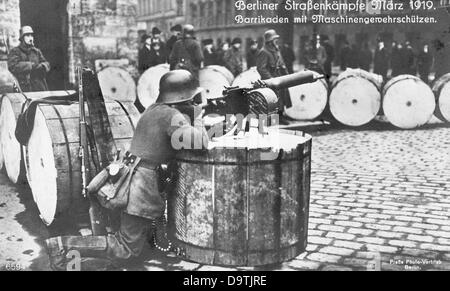 Barrikaden und Maschinengewehrer sind in Berlin während der Straßenkämpfe der Märzkämpfe (Märzkämpfe, die sich aus landesweiten Demonstrationen von Arbeitern für die revolutionäre Sache ergaben) vom 3. Bis 16. März 1919 zu sehen. Fotoarchiv für Zeitgeschichte Stockfoto