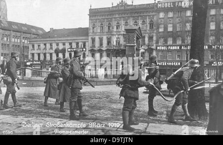 Die Regierungstruppen greifen während der Straßenkämpfe der Märzkämpfe ("Märzkämpfe" - Kämpfe, die sich aus landesweiten Demonstrationen von Arbeitern für die revolutionäre Sache ergaben) vom 3. Bis 16. März 1919 Flammenwerfer an, um die Aufständischen in Berlin anzugreifen. Fotoarchiv für Zeitgeschichte Stockfoto
