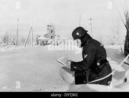 Ein Soldat der deutschen Wehrmacht zeichnet die östliche Landschaft. Ort unbekannt. Die Nazi-Propaganda! Auf der Rückseite des Bildes ist vom 30. Januar 1942 datiert: 'Zum Gedenken an die harte Winterkampagne 1941/42. Ein Soldat versucht, die Weite der östlichen Landschaft in einer Zeichnung festzuhalten. Das Bild, das während einer märzpause eilig entworfen wurde, wird als ständige Erinnerung an die harte Winterkampagne 1941/42 dienen. Fotoarchiv für Zeitgeschichte Stockfoto