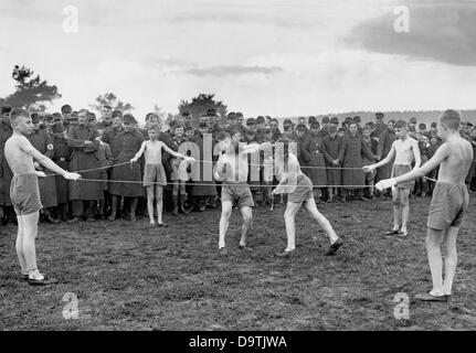 Hitlerjungen der Deutschen Jugend während eines Boxkampfes in einem Lager der Nationalen Politischen Bildungsinstitute (NPEA, Napola) in der Lüneburger Heide. Datum unbekannt. Fotoarchiv für Zeitgeschichte Stockfoto