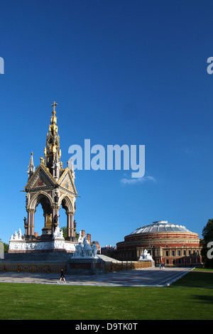 Das Albert Memorial mit der Royal Albert Hall in den Hintergrund, Kensington Gardens, London, England, UK Stockfoto