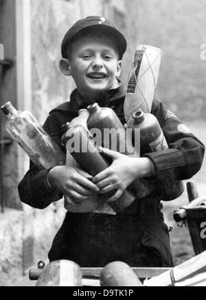 Ein Junge, der die Uniform der Deutschen Jugend trägt, hat leere Flaschen gesammelt und bringt sie zur Sammelstelle für Flaschen. Datum und Ort unbekannt. Fotoarchiv für Zeitgeschichte Stockfoto