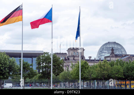 Berlin, Deutschland. 26. Juni 2013. Bundeskanzlerin Angela Merkel empfängt den Präsidenten der Tschechischen Republik, Miloš Zeman, im Bundeskanzleramt zu einem bilateralen Gespräch über die Krise. Kredit: Kredit: Gonçalo Silva/Alamy Live-Nachrichten. Stockfoto