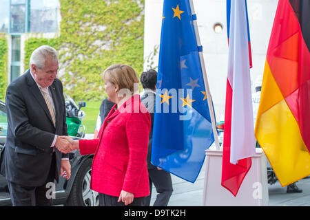 Berlin, Deutschland. 26. Juni 2013. Bundeskanzlerin Angela Merkel empfängt den Präsidenten der Tschechischen Republik, Miloš Zeman, im Bundeskanzleramt zu einem bilateralen Gespräch über die Krise. Kredit: Kredit: Gonçalo Silva/Alamy Live-Nachrichten. Stockfoto