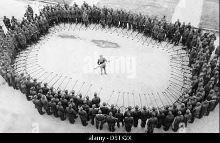 Am 22. Juni 1941 begann der deutsch-sowjetische Krieg mit der Invasion der Sowjetunion durch die deutsche Wehrmacht. Dieses Bild zeigt russische Soldaten, die 1942 einen Panzerfaust (Panzerfaust) lernten. Ort unbekannt. Fotoarchiv für Zeitgeschichte Stockfoto