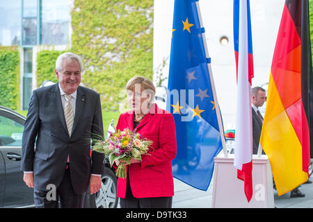 Berlin, Deutschland. 26. Juni 2013. Bundeskanzlerin Angela Merkel empfängt den Präsidenten der Tschechischen Republik, Miloš Zeman, im Bundeskanzleramt zu einem bilateralen Gespräch über die Krise. Kredit: Kredit: Gonçalo Silva/Alamy Live-Nachrichten. Stockfoto