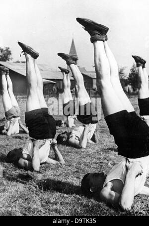 Soldaten der deutschen Wehrmacht werden beim Sport vorgestellt. Ort unbekannt. Die Nazi-Propaganda! Auf der Rückseite des Bildes vom 11. Oktober 1940: " ... Wie Kerzen... Morgenübungen auf der Feldluftkugel im Westen." Fotoarchiv für Zeitgeschichte Stockfoto