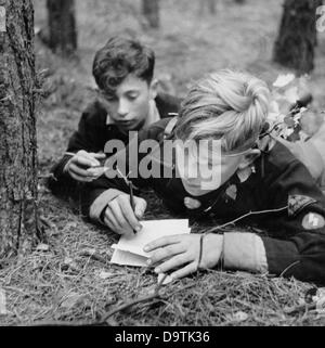 Hitler-Jugendjungen der Deutschen Jugend während der Wehrmachtausbildung im November 1943. Fotoarchiv für Zeitgeschichte Stockfoto