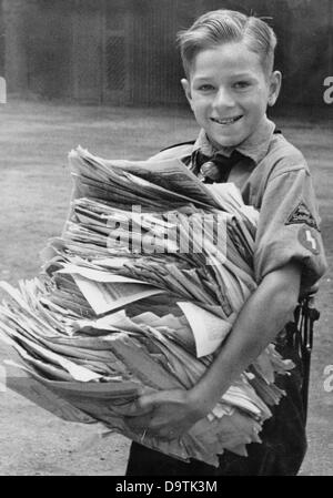 Ein Junge, der die Uniform der Deutschen Jugend trägt, hat alte Zeitungen gesammelt und bringt sie im August 1942 zur Altpapiersammelstelle. Fotoarchiv für Zeitgeschichte Stockfoto