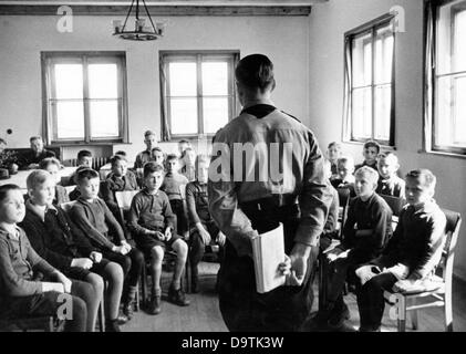 Zehn- und elfjährige Jungen, in einem Heim der Hitlerjugend, während des Vorbereitungsdienstes für die Aufnahme in die Deutsche Jugend im April 1941. Fotoarchiv für Zeitgeschichte Stockfoto