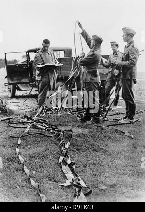 Die Nazi-Propaganda! Auf der Rückseite des Bildes steht: " Ein Auto mit sowjetischem Propagandafilm fiel in deutsche Klauen." Bild von der Ostfront, 30. Juli 1941. Der Angriff des Deutschen Reiches auf die Sowjetunion wurde im Juli 1940 beschlossen und seit Dezember 1940 als "Operation Barbarossa" vorbereitet. Am 22. Juni 1941 begann die Invasion der Wehrmacht. Fotoarchiv für Zeitgeschichte Stockfoto