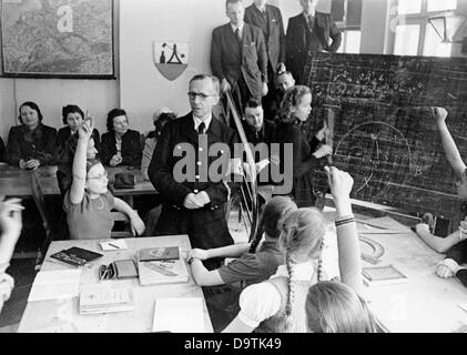 Eltern besuchen ihre Kinder im April 1944 in einem Kinderevakuierungsprogramm und nehmen an den Schulunterrichtsstunden Teil. Fotoarchiv für Zeitgeschichte Stockfoto