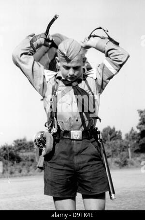 Ein Junge, der die Uniform der Hitlerjugend trägt, zieht im August 1939 seinen Rucksack in Berlin an. Fotoarchiv für Zeitgeschichte Stockfoto