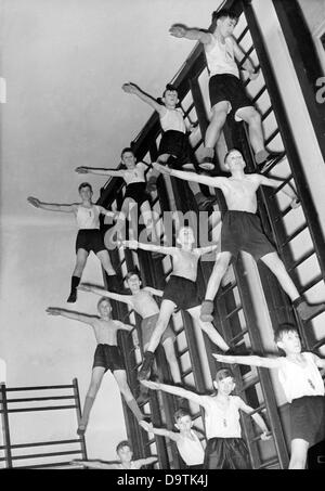 Hitler Youth Boys of the German Youth präsentieren ihre Fähigkeiten im Dezember 1937 auf den Leitern. Fotoarchiv für Zeitgeschichte Stockfoto