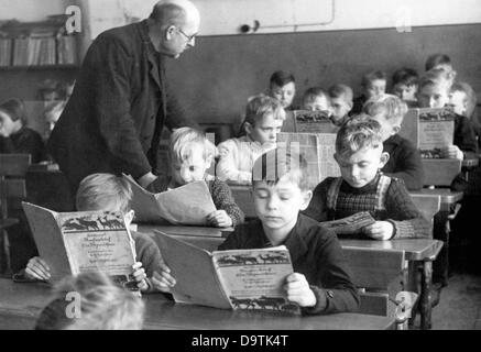 Kinder, die im Rahmen des Kinder-Evakuierungsprogramms evakuiert wurden, nehmen im Februar 1944 an den Schulunterrichtsstunden ihrer Gaststadt Teil. Fotoarchiv für Zeitgeschichte Stockfoto