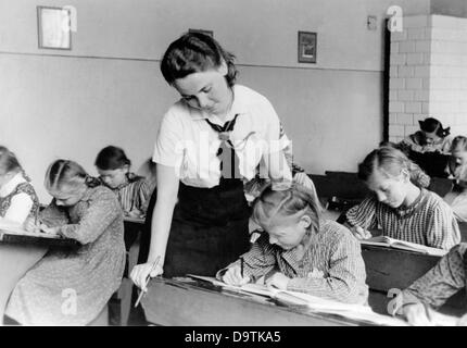 Ein Mädchen der Deutschen Mädchenliga (BDM) unterrichtet im Februar 1943 Kinder an einer Schule im Osten. Fotoarchiv für Zeitgeschichte Stockfoto