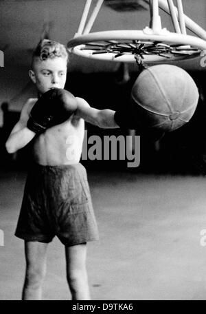 Ein Hitlerjunge der Deutschen Jugend übt Boxen auf einem Speedball im November 1938. Fotoarchiv für Zeitgeschichte Stockfoto