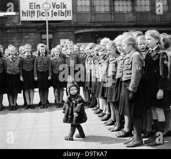 Die Mädchen der Deutschen Mädchenliga (BDM) haben sich in Dresden getroffen, um unter dem Motto "eine Nation hilft sich selbst" Mittel für die Winterhilfe des deutschen Volkes (WHW) zu beschaffen. Datum des Bildes unbekannt. Fotoarchiv für Zeitgeschichte Stockfoto