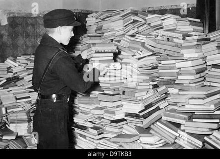 Buchspenden für Soldaten sind an der Ostfront abgebildet - die Nazi-Propaganda! Auf der Rückseite des Bildes ist datiert vom 1. November 1941: "Buchspenden für unsere tapferen Soldaten. In der Hauptstadt des Reiches wurde am Sonntag (2.11.41) eine freiwillige Buchspende für unsere tapferen Soldaten durchgeführt, und wie erwartet wurde ein gutes Ergebnis erzielt. Viele Soldaten werden besonders glücklich sein! Ein Teil der Buchspenden, die dieser Pimpf gewissenhaft gesammelt hat, indem er die Treppen hoch und runter ging." Fotoarchiv für Zeitgeschichte Stockfoto