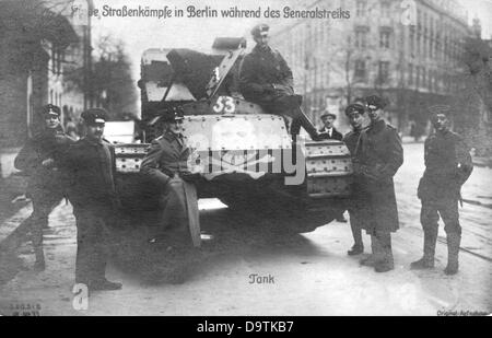 Die Regierungstruppen nutzen einen Panzer, um die Aufständischen während der Straßenkämpfe im Rahmen des Spartakistenaufstands in Berlin, Deutschland, vom 5. Bis 12. Januar 1919, zu bekämpfen. Fotoarchiv für Zeitgeschichte Stockfoto