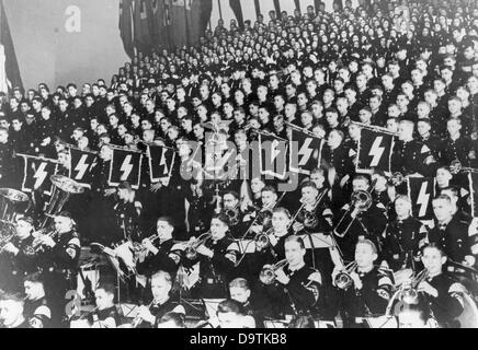 Hitler Youth Boys, die während ihrer Konzerttour durch Italien ein Theaterstück im Theater „reale dell'Opera“ in Rom sehen. Fotoarchiv für Zeitgeschichte Stockfoto