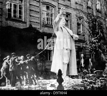 Ein Stalin-Denkmal wird unter der Aufsicht eines deutschen Wehrmachtoffiziers abgerissen. Datum und Ort unbekannt. Fotoarchiv für Zeitgeschichte Stockfoto