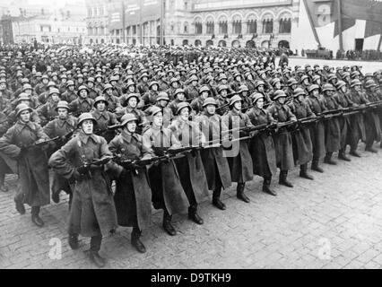 Blick auf eine Parade der Roten Armee auf dem Roten Platz in Moskau in die Sowjetunion. Datum unbekannt. Der NS-Propaganda! auf der Rückseite des Theiamge ist vom 19 Februar 1943: "die sowjetische Armee - 25 Jahre ein militärisches Instrument der Weltrevolution. Am 23. Februar 25 Jahre vergangen, seit der Jude Trotzki-Bronstein die Aufgabe, eine Armee von der Terrororganisation "Rote Garde" zugewiesen wurde. Seit ihrer Gründung, änderte sich nichts an der Absicht des Habens einer sowjetischen Armee für die Weltrevolution, gegen welche die Sowjets Assert steht. Nicht nur Lenins und Stalins Bemerkungen beweisen, dass aber auch die Ne Stockfoto