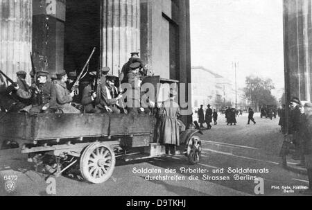 Deutsche Revolution 1918/1919: Soldaten der Arbeiterräte durchstreifen die Straßen, hier in unter den Linden, in Berlin, während der Straßenkämpfe. Datum unbekannt. Fotoarchiv für Zeitgeschichte Stockfoto